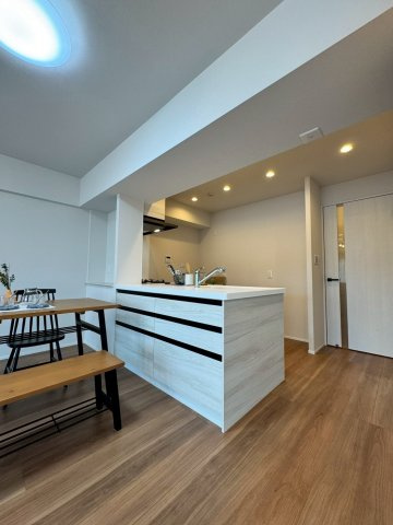 香里グランドコーポの居間・リビング|キッチンカウンター前に棚付きで収納も充実です。