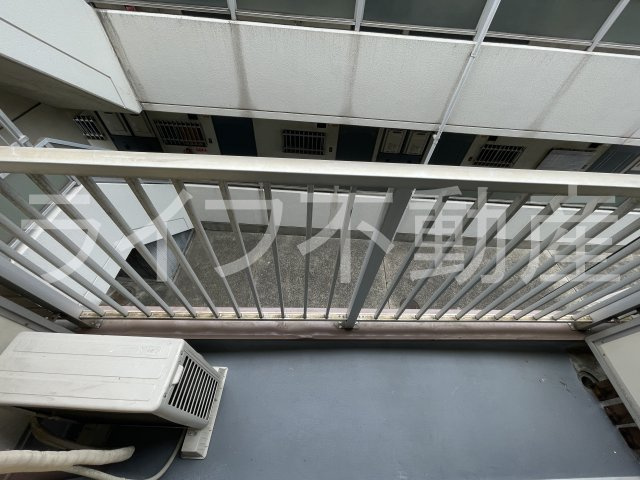 ル・メルシェのバルコニー|バルコニーからの眺めを楽しみながら食事をしませんか