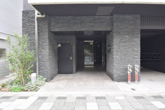 【エントランス】 | お客様を、そして住人を出迎えてくれるマンションのエントランス。ゴミが落ちていないことからも、管理状態の良さや住民の節度の高さが見て取れます。～即日のご見学可能～　お問合せはお気軽にどうぞ。
