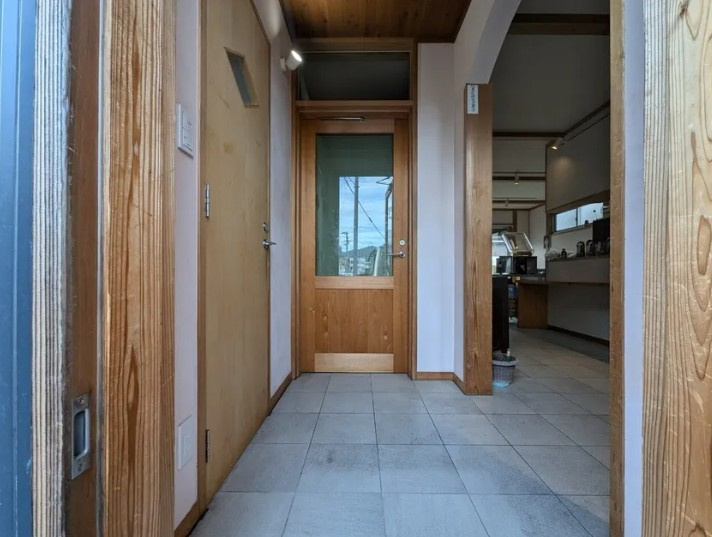 「南向き陽当たり良好」高知市水源町　中古一戸建ての玄関|玄関です。