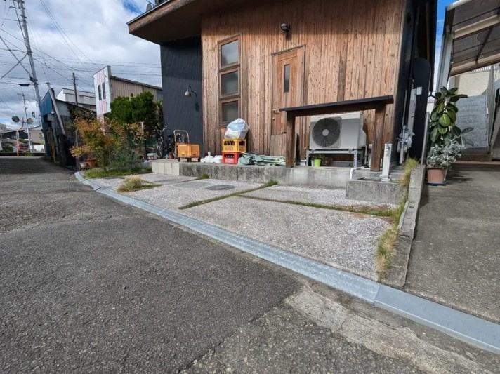 「南向き陽当たり良好」高知市水源町　中古一戸建ての駐車場|駐車場に車を止められます◎