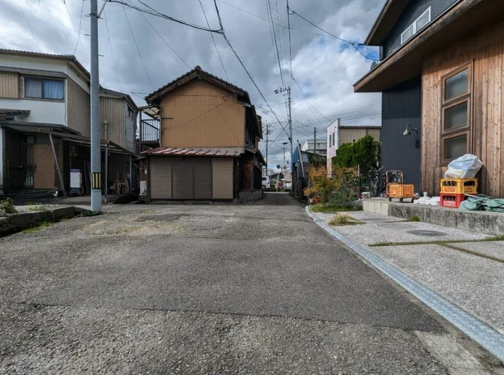 「南向き陽当たり良好」高知市水源町　中古一戸建ての前面道路含む現地写真|前面道路含む現地写真です。