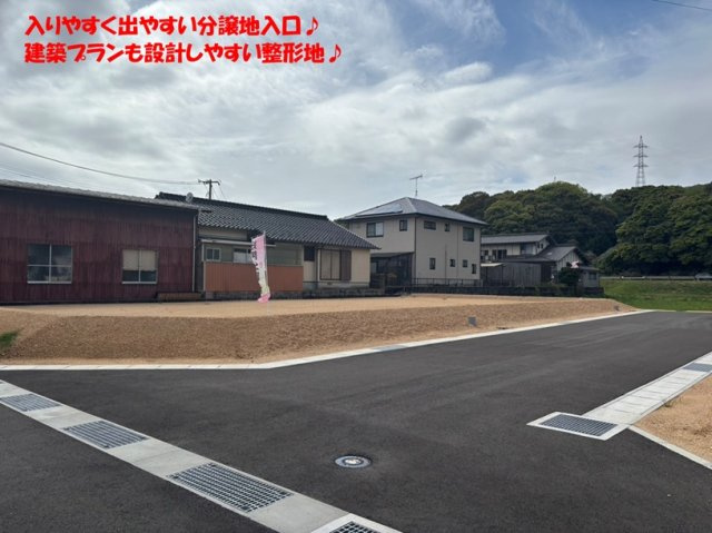 【前面道路含む現地写真】 | フィールズ上宇部Ⅰ期 | 団地前の前面道路（拡張済み）