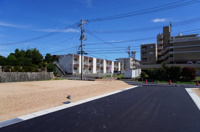 【外観】 | フィールズ上宇部Ⅰ期 | 道路より地盤を30ｃｍアップしているので安心♪