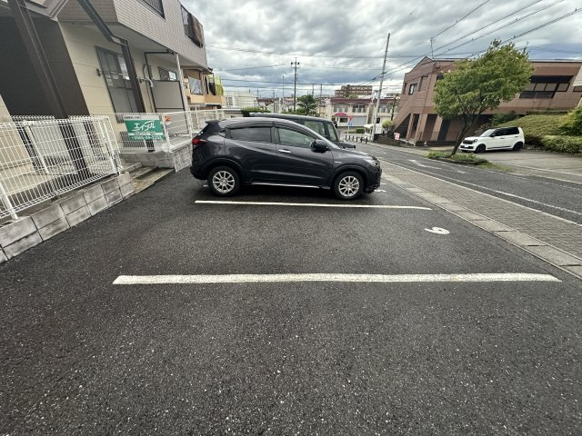 サン奥村の駐車場
