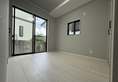 【洋室】 | 【再生住宅】甲府市池田1丁目 | 明るい洋室です