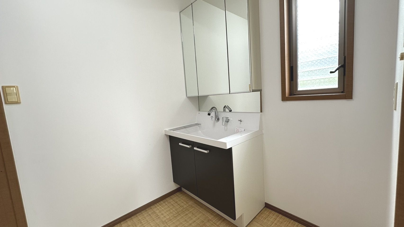 堺市美原区南余部西　中古戸建の独立洗面台