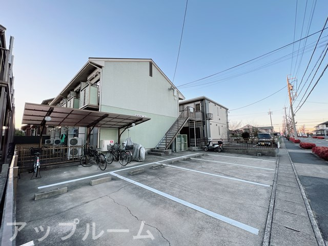 ルピナス21の駐車場