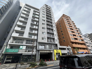 【外観】 | 手入れの行き届いた外壁やエントランスなど、「見ればわかる」レベルで清潔感を保ったマンションです。築年数を感じさせない姿で皆様をお出迎えします。～即日のご見学可能～　お問合せはお気軽にどうぞ。
