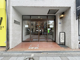 【エントランス】 | お客様を、そして住人を出迎えてくれるマンションのエントランス。ゴミが落ちていないことからも、管理状態の良さや住民の節度の高さが見て取れます。～即日のご見学可能～　お問合せはお気軽にどうぞ。

