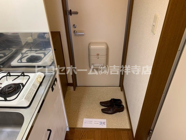 武蔵野市関前２丁目のアパートの玄関