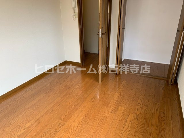 武蔵野市関前２丁目のアパートの洋室