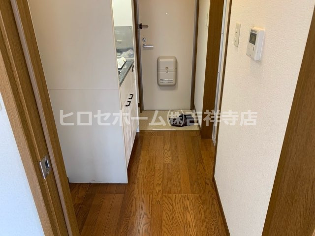 武蔵野市関前２丁目のアパートの玄関