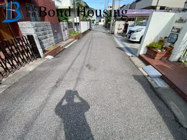 山陽大蔵谷駅徒歩９分・広い応接間付き・東野町　築３３年の前面道路含む現地写真