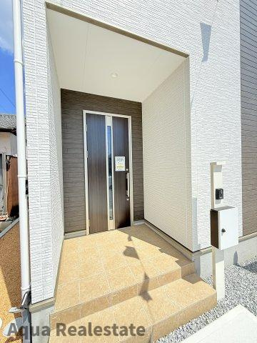 高松市東山崎町戸建の玄関|明るい玄関です