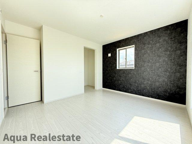 高松市東山崎町戸建の寝室|広くて明るい寝室