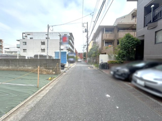 【前面道路含む現地写真】 | 南西側を4.5mの公道に面し陽当り・通風良好
2025年5月16日撮影