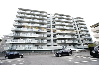 【外観】 | 【上質リノベ】パークヒルズ高陽 | 【耐震性】
耐震性の高さを判断するポイントは、
建築確認申請日が1981年6月1日以降の
新耐震基準に適合しているかどうか。
震度６程度の大地震でも
建物が崩壊しないレベルが基準になりました。