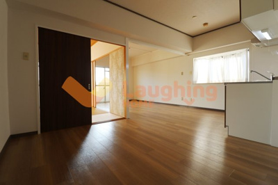 【居間・リビング】 | ラパスマンション諏訪野 | こちらのリビングで趣味の時間をお楽しみください