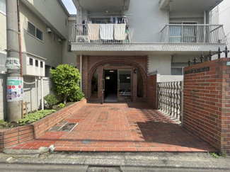 【エントランス】 | お客様を、そして住人を出迎えてくれるマンションのエントランス。ゴミが落ちていないことからも、管理状態の良さや住民の節度の高さが見て取れます。～即日のご見学可能～　お問合せはお気軽にどうぞ。