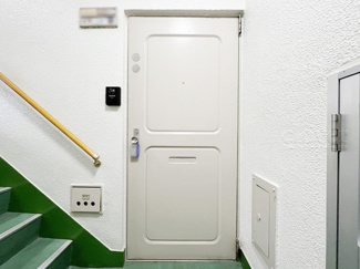 【その他共用部分】 | 皆様をお迎えする、お部屋の玄関ドア。開けやすさや開放角度、ドアノブの操作しやすさや鍵の形状などを、現地で一度ご確認ください。～即日のご見学可能～　お問合せはお気軽にどうぞ。
