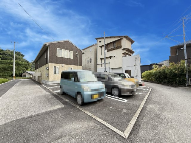 ルミウス万々の駐車場