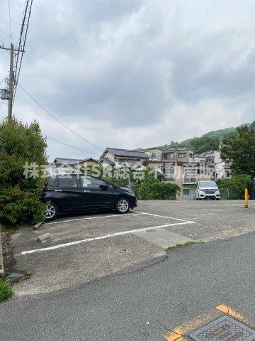 上四条町中古戸建の駐車場|駐車場はないですが、物件の真横に月極駐車場があるのでお車をお持ちの方にも安心です！