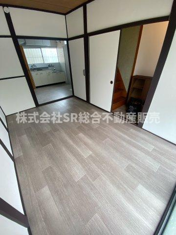 上四条町中古戸建の居間・リビング|ゆったり過ごせる居間です