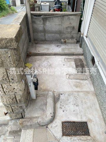 上四条町中古戸建のその他共用部分|自転車、お子様の外遊び用のおもちゃ等置けるスペースがあります！