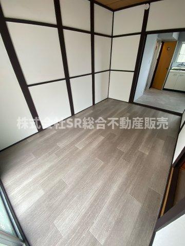 上四条町中古戸建の居間・リビング|1F6帖洋室。こちらをリビングとして使って頂けます！