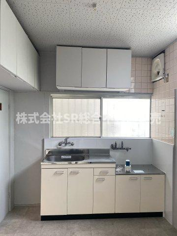 上四条町中古戸建のキッチン|コンパクトなキッチンで掃除もラクラク♪収納が多いです！