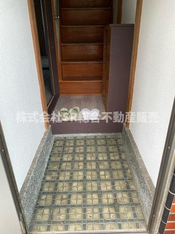 上四条町中古戸建の玄関|玄関広めで使いやすいです！