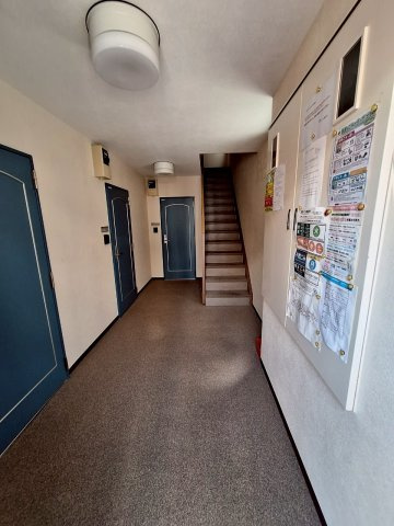 上原中村マンションのロビー|内廊下です