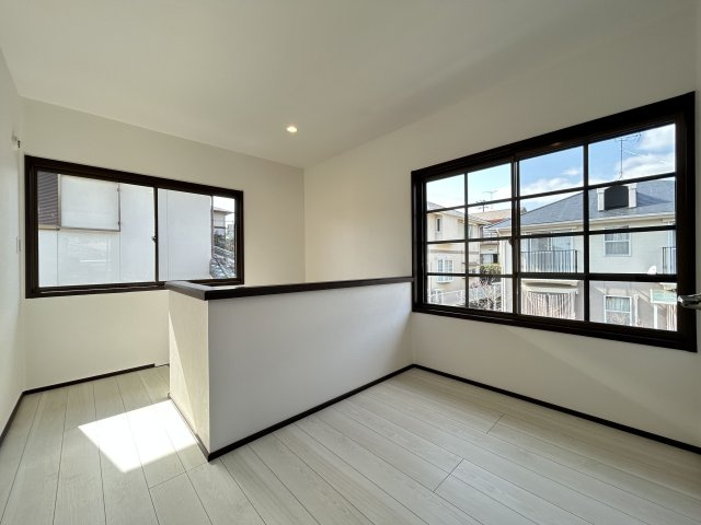 【内装】 | 太宰府市青山３丁目　戸建て | 2階のホールはスペースが広めに造ってあり、大きな窓もあって景色が広く見えるので開放感があります