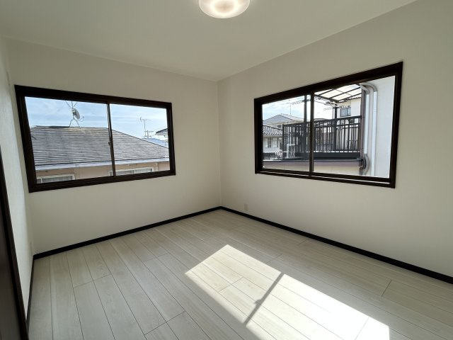 【洋室】 | 太宰府市青山３丁目　戸建て | 南西側の洋室。2面窓から室内に多く光を取り入れております