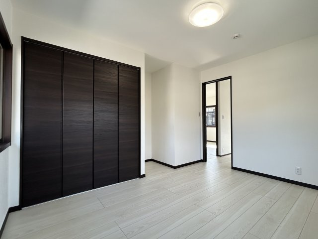 【洋室】 | 太宰府市青山３丁目　戸建て | 収納スペースも設けられているため、居住スペースは広くお使いいただけます