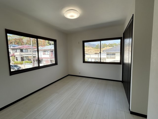 【洋室】 | 太宰府市青山３丁目　戸建て | 東側の洋室。広々とした洋室は景色も広く見えるので開放感があります