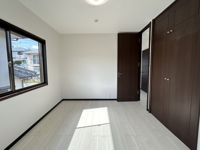 【洋室】 | 太宰府市青山３丁目　戸建て | 収納スペースがたっぷりあるので、部屋を広々と使えてストレスなく過ごせます