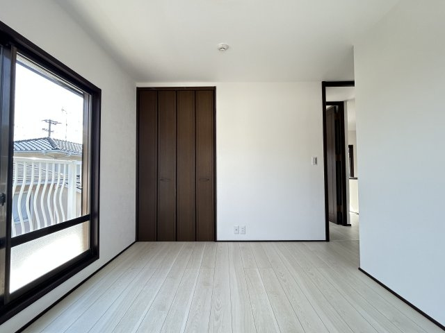 【洋室】 | 太宰府市青山３丁目　戸建て | 各部屋にはクローゼットを完備しています。収納が多いお家はすっきりして快適空間です