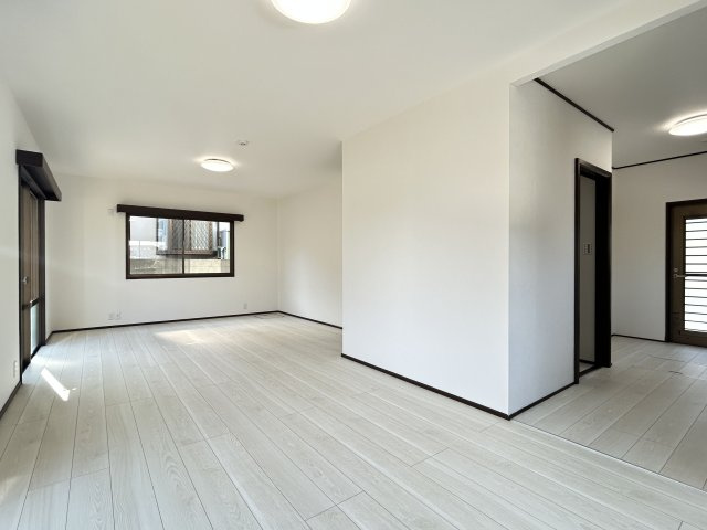 【居間・リビング】 | 太宰府市青山３丁目　戸建て | リビングダイニングはキッチンが自然な感じで独立しているので家具の配置が考えやすいです