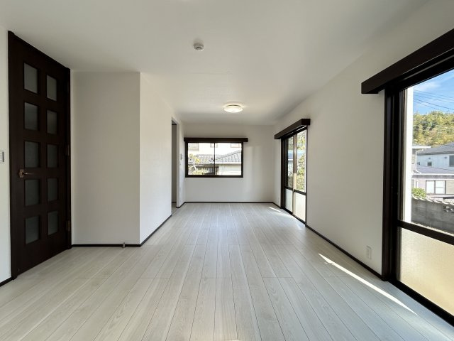 【居間・リビング】 | 太宰府市青山３丁目　戸建て | リビングは採光面が多く、陽当り風通し良好です。ご家族みんなで過ごす空間をより居心地良くしてくれます