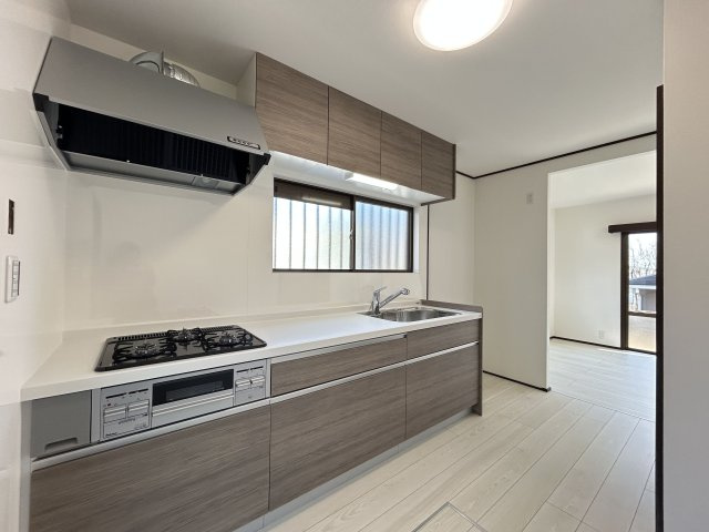 【キッチン】 | 太宰府市青山３丁目　戸建て | キッチンに窓と勝手口があるので手元が明るくにおいもこもりづらいです