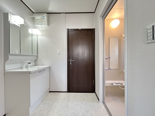 【独立洗面台】 | 太宰府市青山３丁目　戸建て | キッチン真横に洗面所があり効率的な家事動線です。三面鏡収納付の洗面台は細々した物もスッキリしまえます