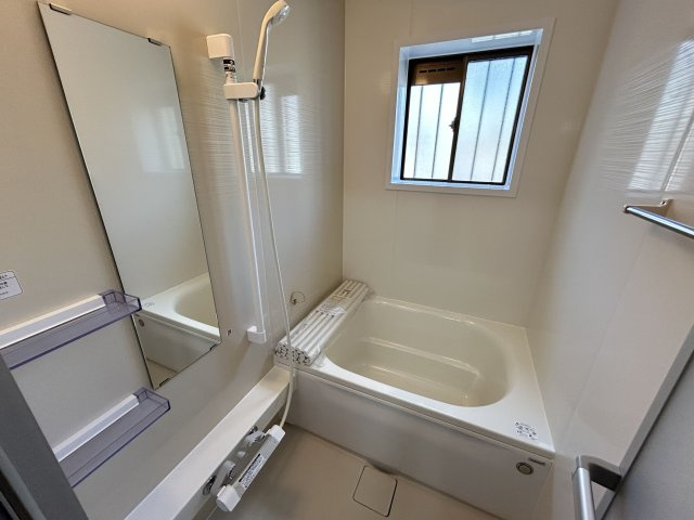 【浴室】 | 太宰府市青山３丁目　戸建て | 浴室に窓があると換気がしやすくカビの発生を抑えられます。経済的な追い焚き機能付きです