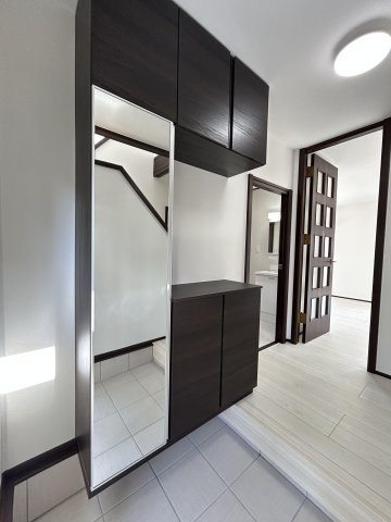 【玄関】 | 太宰府市青山３丁目　戸建て | 大きな鏡を張ったシューズボックスには、玄関を広く見せる効果もあります