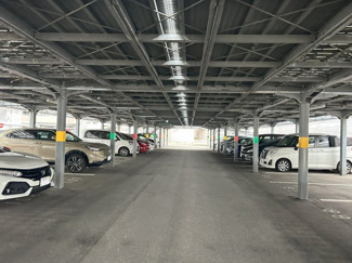 【駐車場】 | 敷地内駐車場は屋根付きで愛車をしっかりと守ります。空きがあるので車をお持ちの方でも安心です