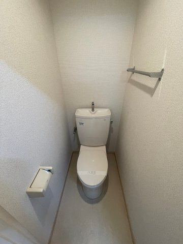 レスポワールのトイレ|別号室の写真です