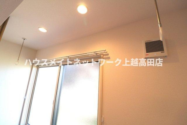 Higashishiro Park Houseの内装|浴室内室内物干