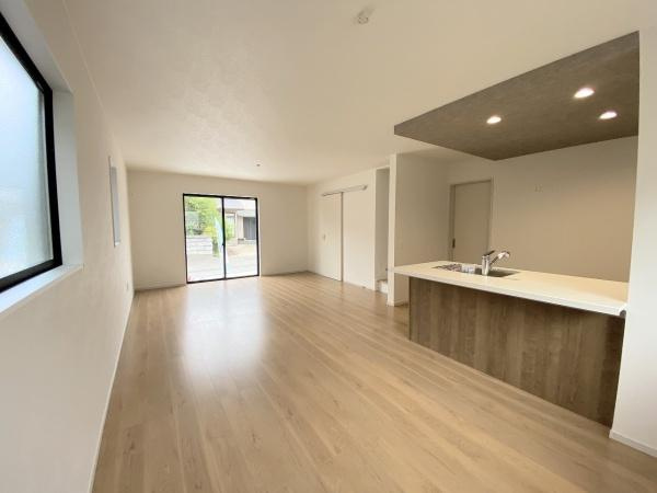 【居間・リビング】 | 西区玉津町今津　2期1号棟中古戸建　築後未入居