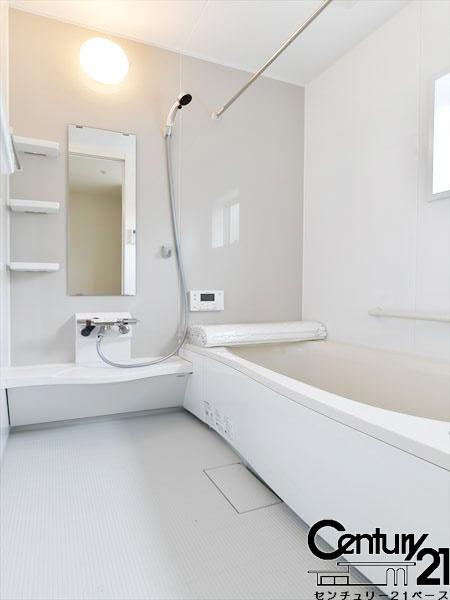 リーブルガーデン黒田 ３号棟 ／新築一戸建の内観：施工例|■床は水ハケが良く、乾きやすいのでカビの発生も軽減！嬉しい浴室乾燥機付です！■